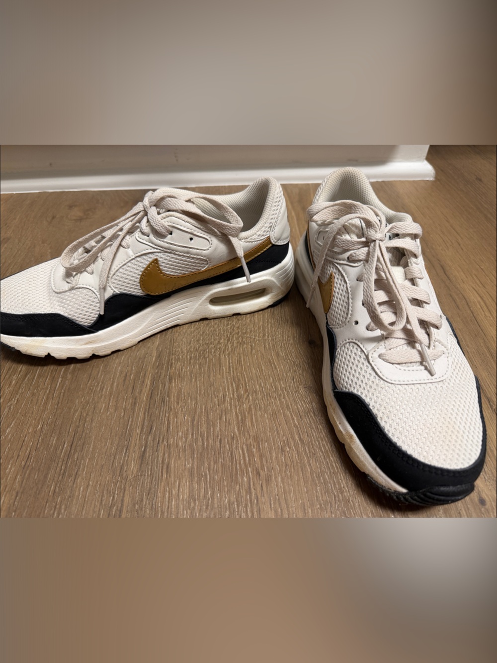 Nike White and Gold Low-Top Running Sneakers with Black Accents 7.5